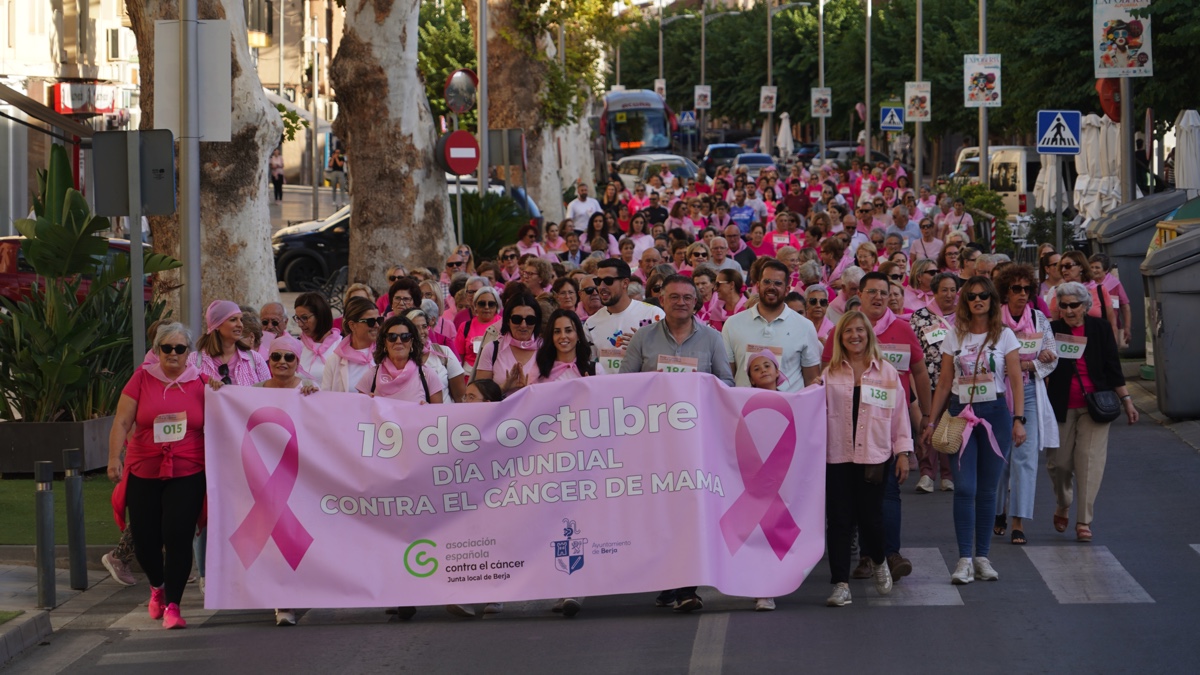 La décima marcha contra el cáncer de mama tiñe de rosa las calles de Berja